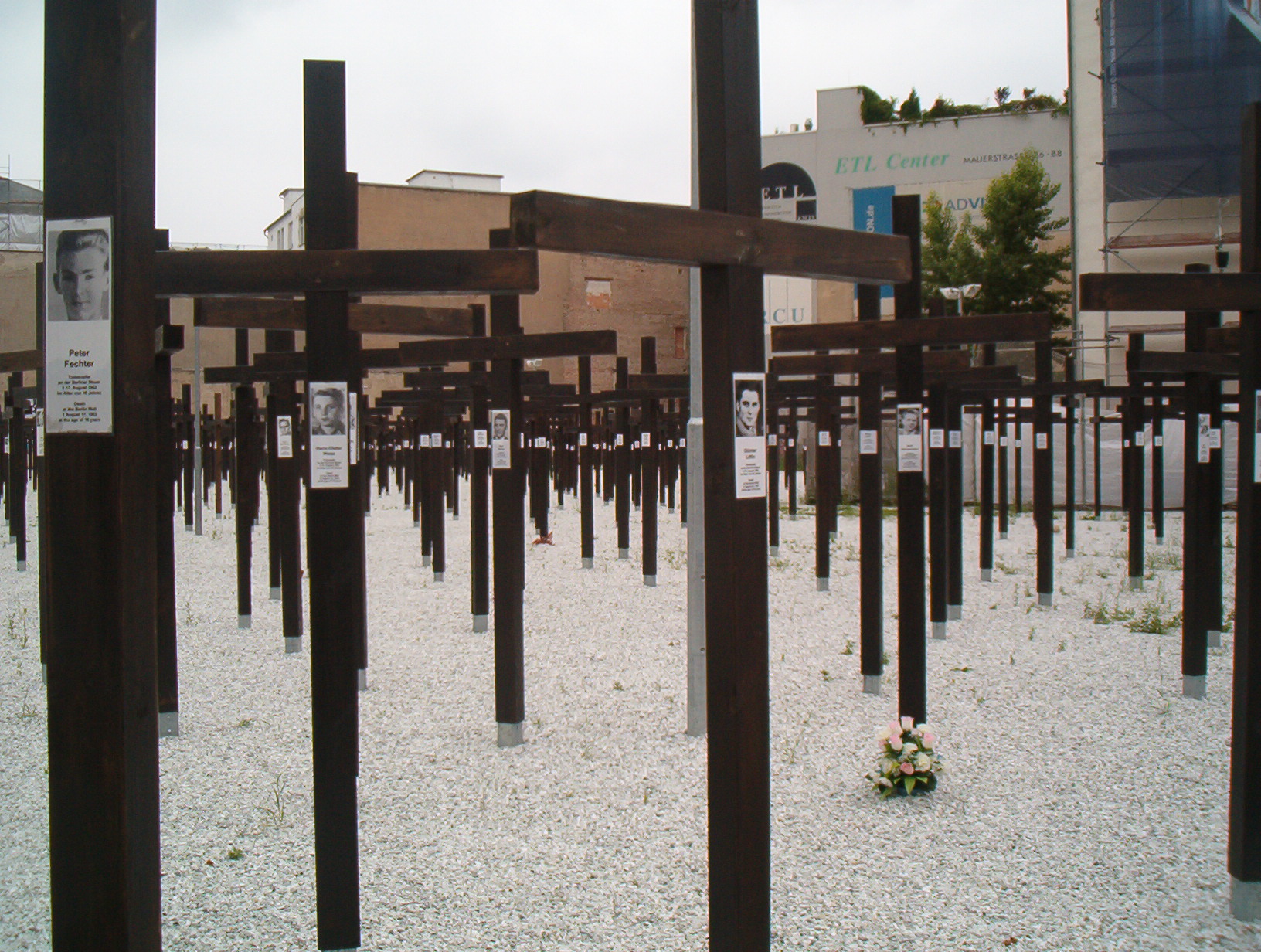 Checkpoint_Charlie_Memorial.jpg